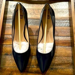 Navy pumps
